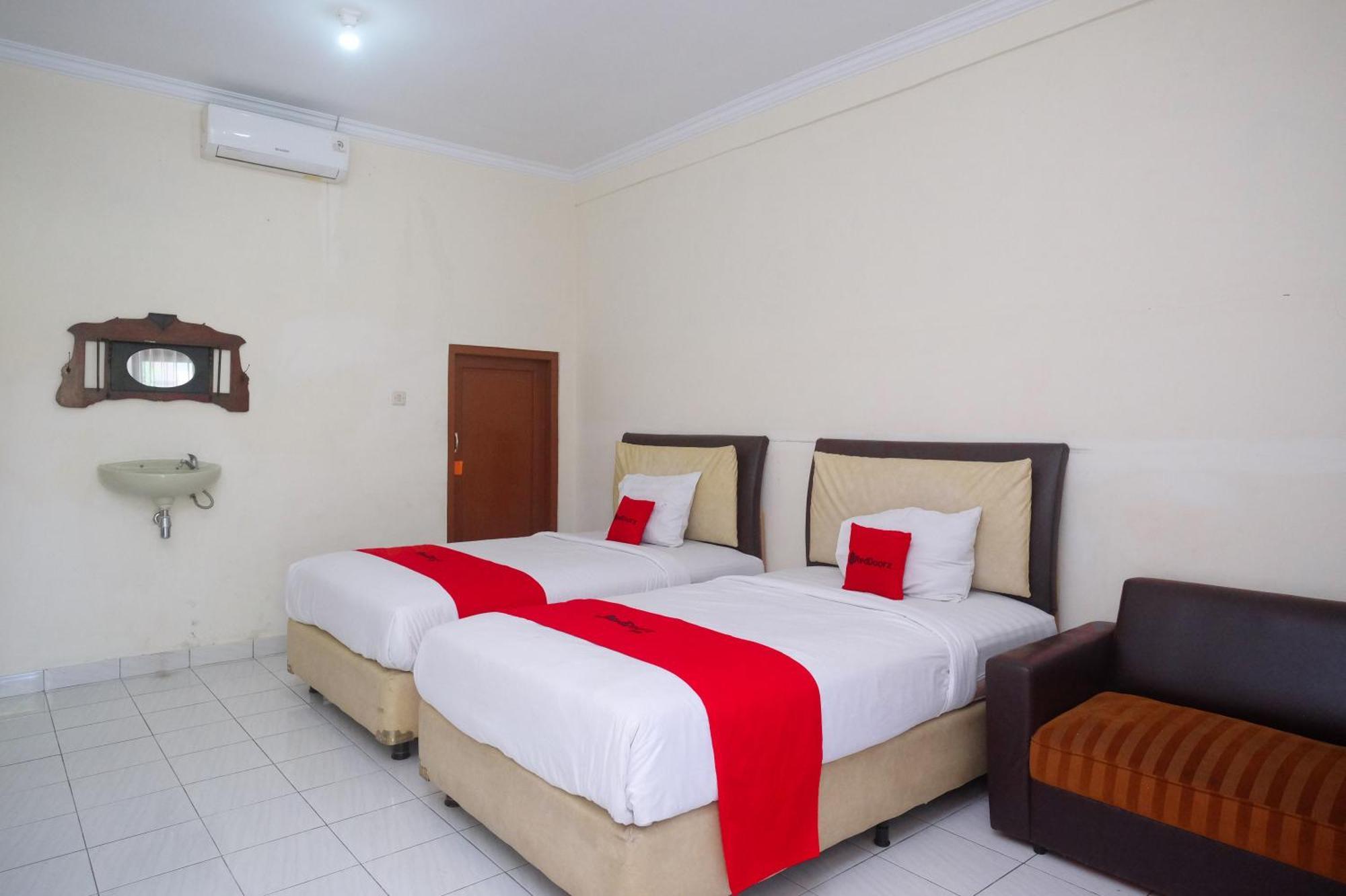 Hotel Reddoorz Syariah Near Alun Alun Wonosari Exterior foto
